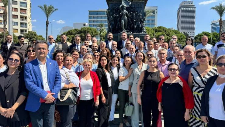CHP İzmir Büyük Zafer’in 104. yılı için atasının huzurunda