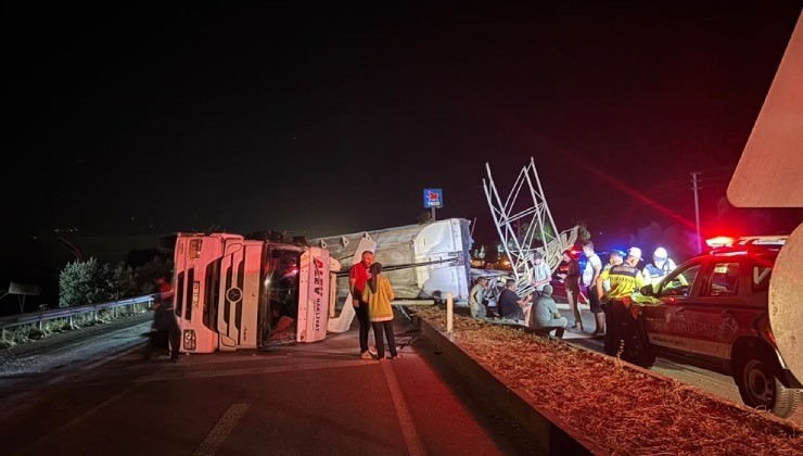 Damperi açık unutulan TIR, yön tabelasına çarparak devrildi