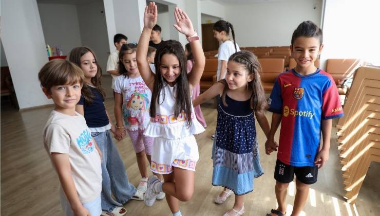 Efeler'de sahne minik yeteneklerin