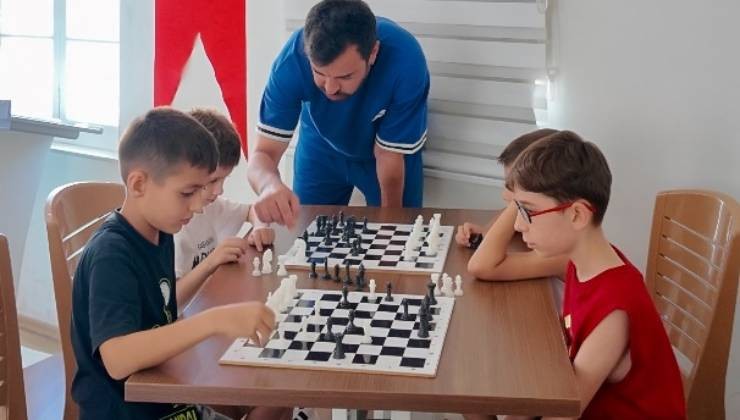 Efeler’de yaz tatili satrançla renkleniyor