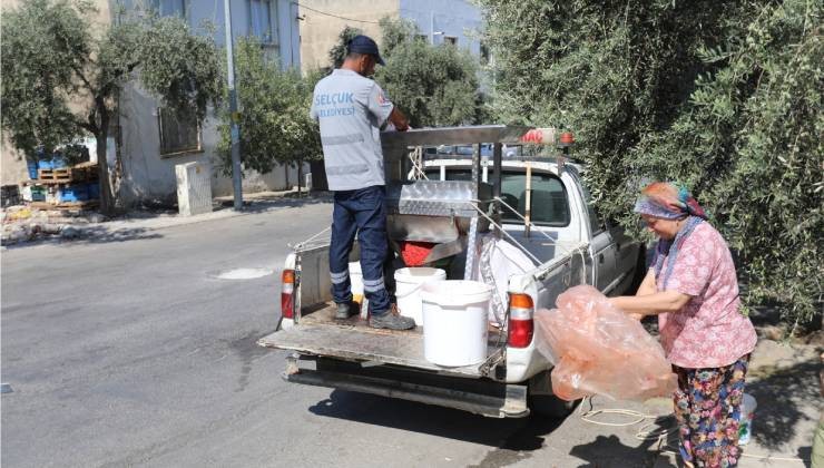 Efes Selçuk’ta salçalar ailece hazırlanıyor, belediye makine ile destek oluyor