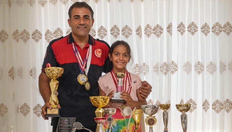 Hayat kurtaran baba, kızını kortlarda şampiyonluğa hazırlıyor