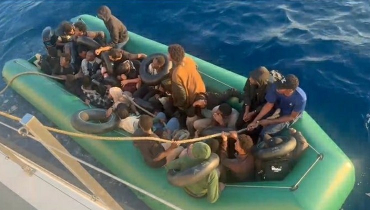 İzmir açıklarında 30 düzensiz göçmen kurtarıldı