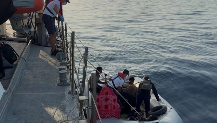 İzmir açıklarında 34 düzensiz göçmen yakalandı