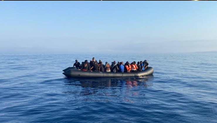 İzmir açıklarında arızalanana lastik bottaki 31 düzensiz göçmen kurtarıldı