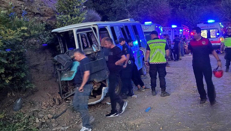 İzmir'de işçi servisi kayalıklara çarptı: 1 ölü, 8 yaralı