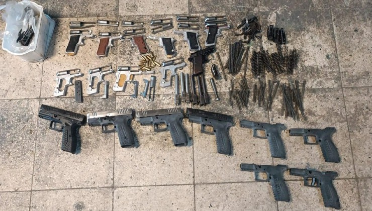 İzmir'de silah kaçakçılığı operasyonu! 13 kişiye gözaltı...