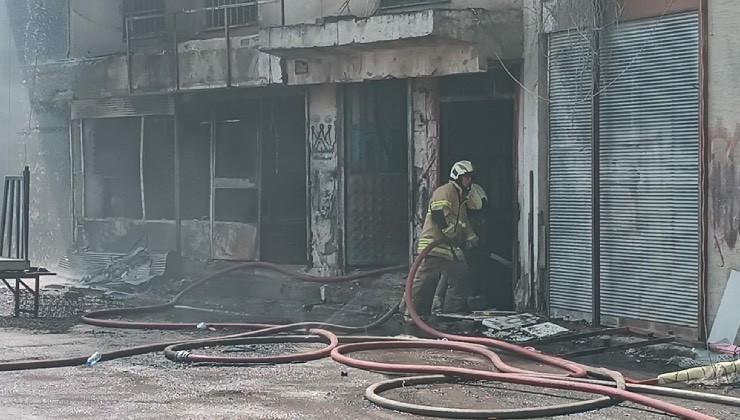 İzmir'de sünger deposunda yangın