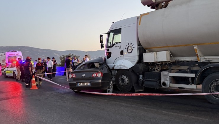 İzmir'de tankerin çarptığı otomobildeki karı koca öldü