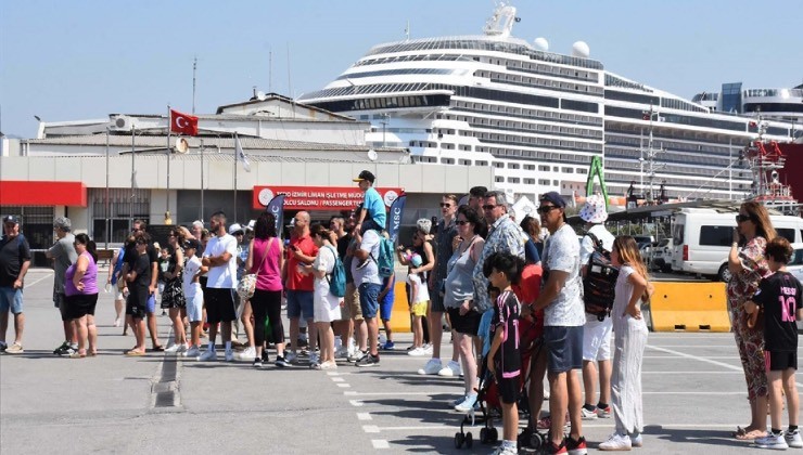 İzmir limanları ilk 7 ayda 90 bin 907 kruvaziyer yolcusu ağırladı
