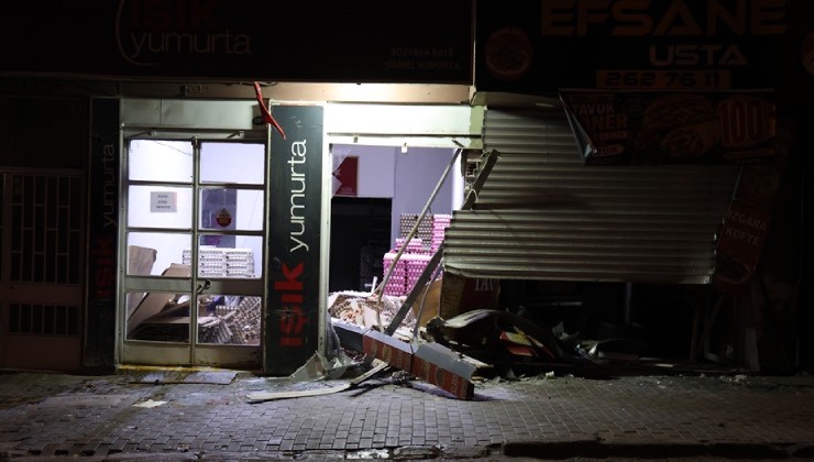 İzmir’de otomobil dönerciye daldı: Bitişikteki iş yerinde binlerce yumurta kırıldı