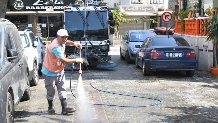 Kuşadası'nda temizlik mesaisi 7/24 sürüyor
