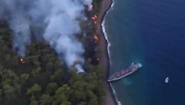 Marmaris'te yangın... Çıkarma gemileri devreye girdi!