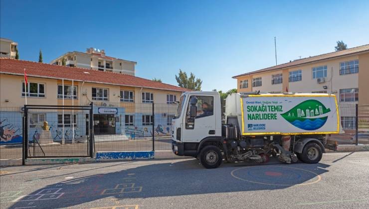 Narlıdere Belediyesi’nden okul bahçelerinde temizlik çalışması