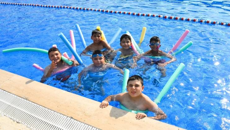 Osmancalılı çocuklar Muradiye Yüzme Havuzu'nda serinledi