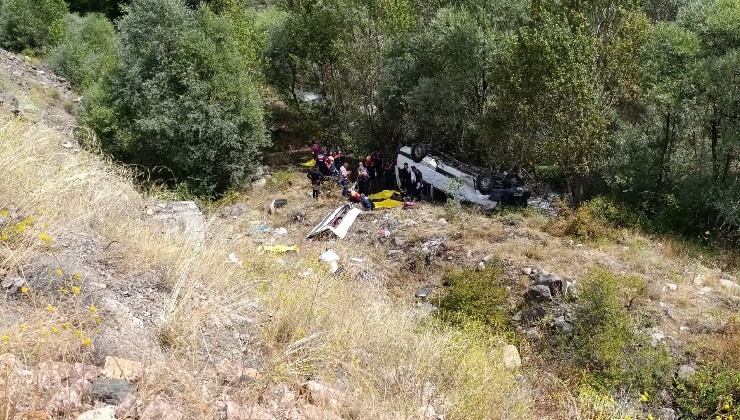 Sivas'ta minibüs devrildi: 4 ölü, 4'ağır durumda çok sayıda yaralı