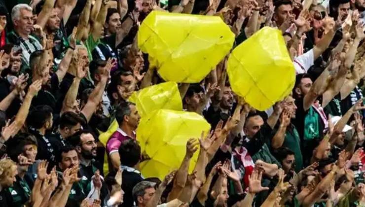 Tribünde 'sarı torba' sallayan 5 kişiye ev hapsi
