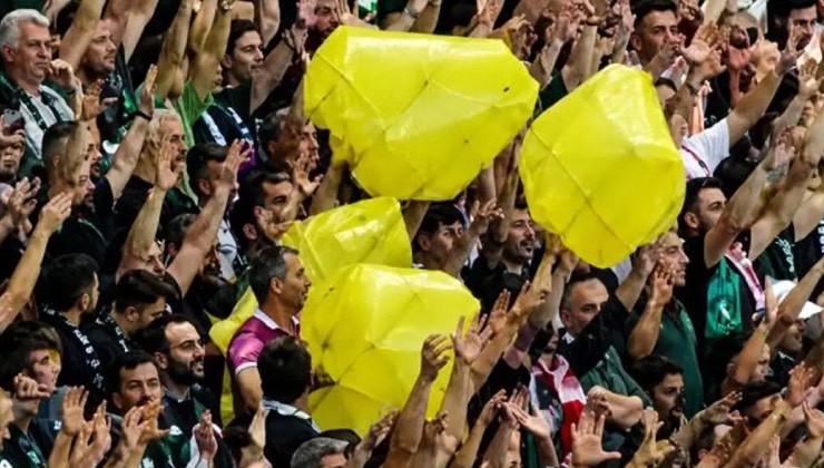 Tribünde 'sarı torba' sallayan 5 kişiye ev hapsi