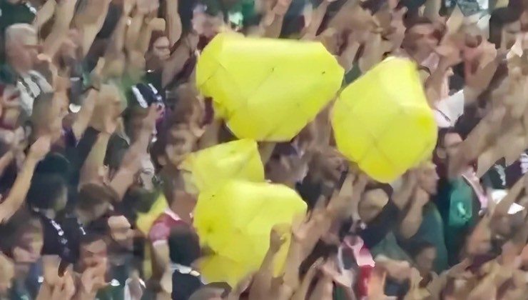 Tribünde 'sarı torba' sallayanlar hakkında gözaltı kararı
