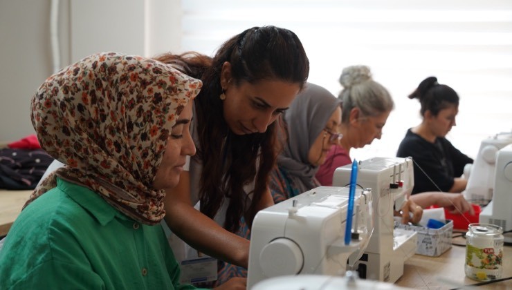 Yunusemre'de kadınlar dikiş kurslarıyla üretime katılıyor