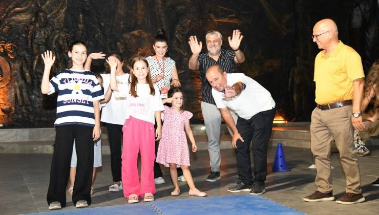 Yunusemre'de zafer coşkusu gökyüzüyle buluştu
