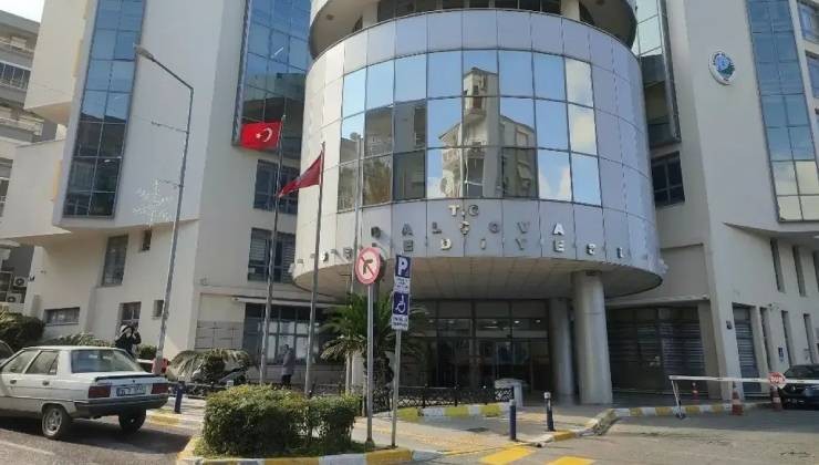 Balçova’dan üniversiteyi kazanan gençlere cep harçlığı desteği