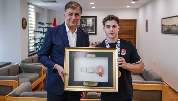 Başkan Tugay, altın madalyalı sporcuyu ağırladı