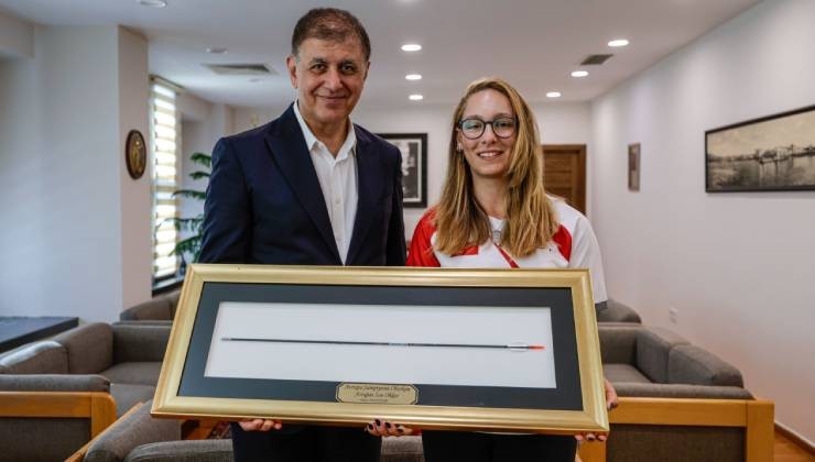 Başkan Tugay, şampiyon okçu Dünya Yenihayat’ı ağırladı