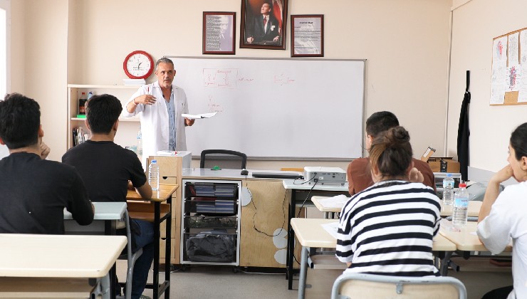 Bayraklı’da mezun öğrencilere YKS desteği