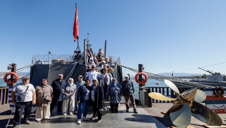 İzmir Büyükşehir Belediyesi’nin gezileri emeklilere nefes oluyor