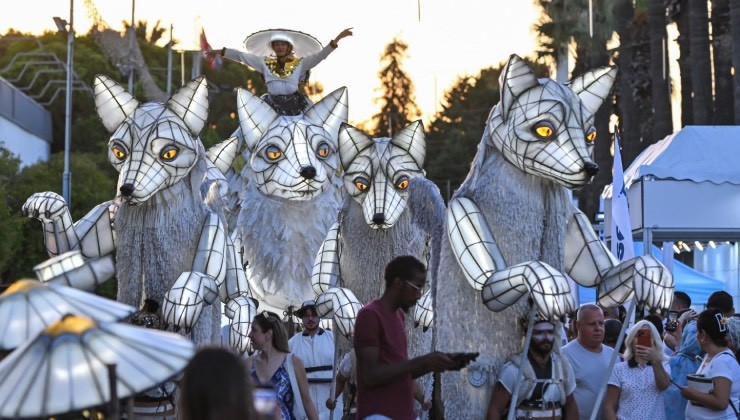 İzmir Enternasyonal Fuarı’nda masalsı buluşma: Beyaz Tilki büyüledi