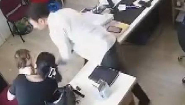 İzmir'de nefes borusuna şeker kaçan çocuğa Heimlich manevrası güvenlik kamerasında