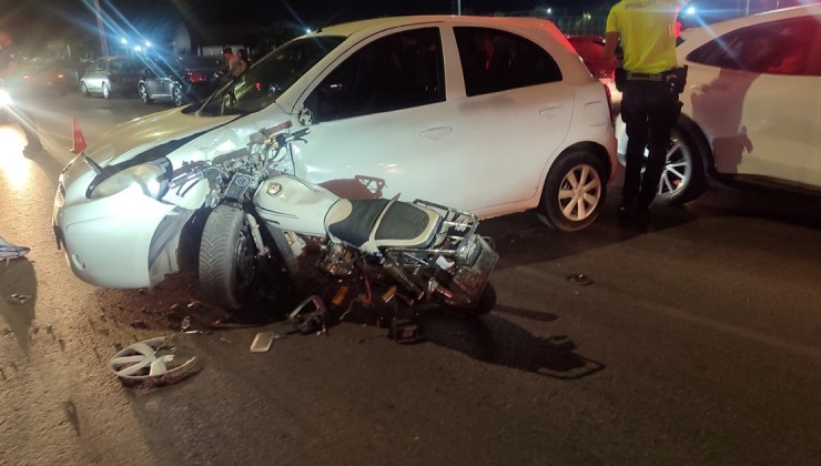 İzmir'de otomobile çarpan motosikletteki 2 kişi yaralandı