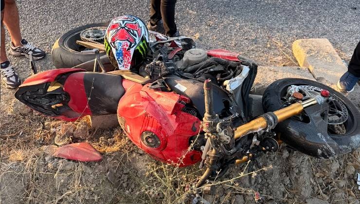 İzmir'de refüje çarpan motosikletin sürücüsü hayatını kaybetti