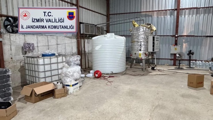 İzmir’de 5 bin 100 litre etil alkol ele geçirildi