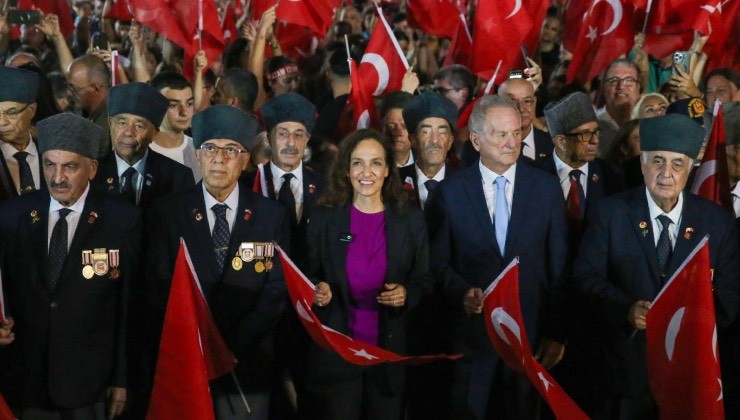 Karşıyaka’da 9 Eylül coşkusu sokakları kırmızı beyaza bürüdü