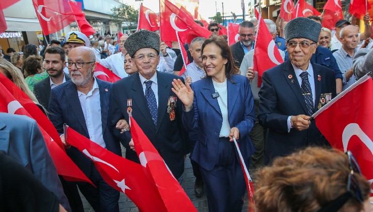 Karşıyaka’da gazilere saygı yürüyüşü