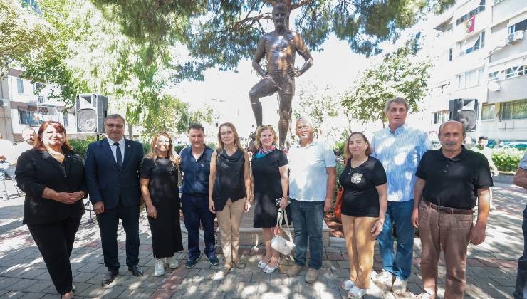 Konak’ta vefa dolu buluşma: Metin Oktay heykeli önünde anıldı