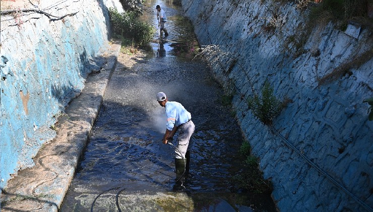 Kuşadası Belediyesi’nden Damlacık Deresi’nde temizlik çalışması