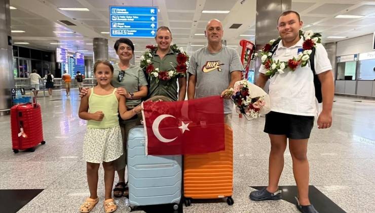 Milli yüzücü Tuna Tunca'ya coşkulu karşılaşama