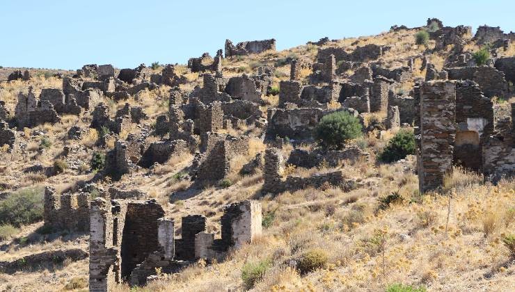 Mübadeleden sonra terk edilen Sazak köyü, geçmişin izlerini taşıyor