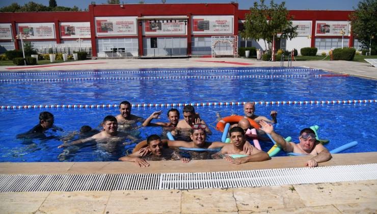 Özel bireyler havuz keyfi yaşadı