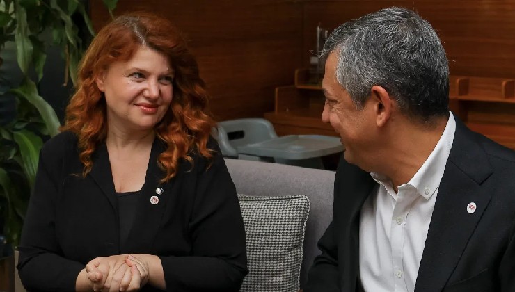 Özgür Özel, dün börek ikramını geri çevirdiği Yeni Parti üyesi Canan Uzer ile kahvaltı yaptı