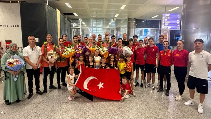 Şampiyon cimnastikçilere İzmir'de coşkulu karşılama