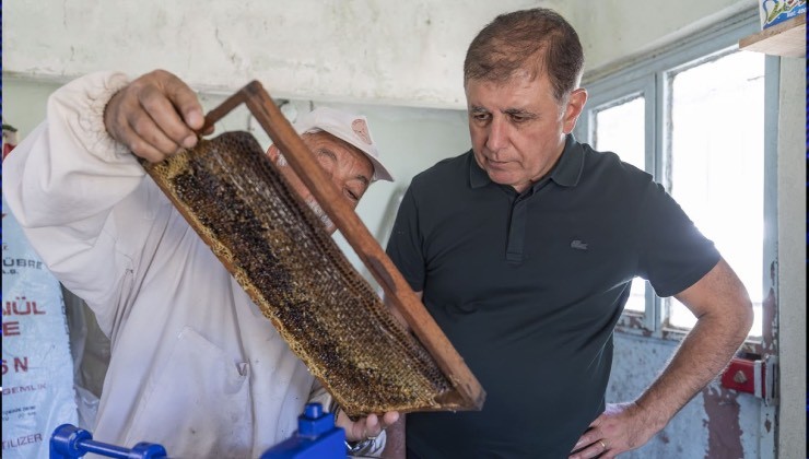 Üreticiyle bal sağdı, çocuklarla top oynadı, halkın derdini dinledi