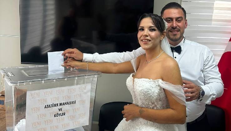 Yeni Parti'nin yeni gelini, geliniyle sandık başına geldi