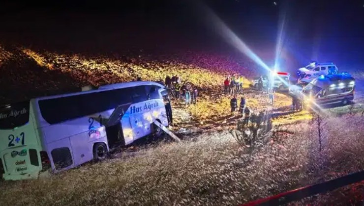 Yolcu otobüsü şarampole uçtu: 2'si ağır 24 yaralı