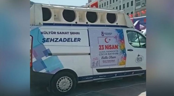 23 Nisan da çocuklara AK Parti nin dombrasını çaldılar