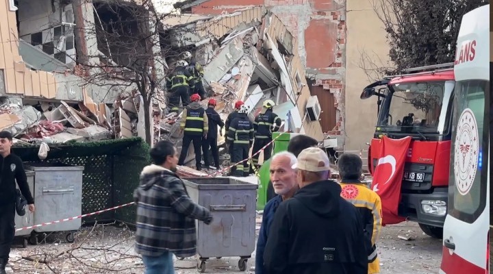 5 katlı bina çöktü: Enkaz altında 5 kişi var!