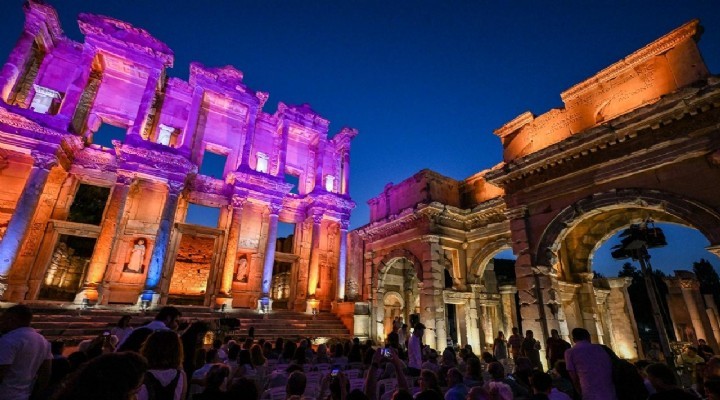 8. Uluslararası Efes Opera ve Bale Festivali  Zorba  balesiyle sona erdi